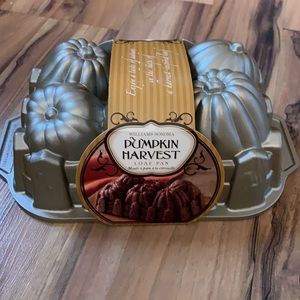 NEW Pumpkin Harvest shaped loaf pan